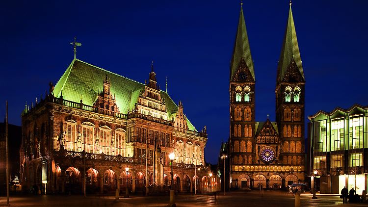 Bremen bei Nacht - Führungen durch das Rathaus der Stadt sind bei Besuchern besonders gefragt.