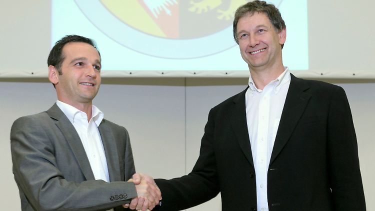 SPD Landeschef Heiko Maas (links) und Saar-Grünen-Landeschef Hubert Ulrich zeigen Zufriedenheit.