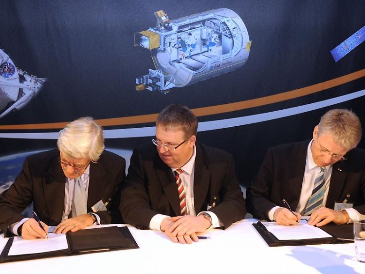 Joachim Schaper, Michael Menking und Thomas Reiter (v.l.n.r.) unterzeichnen den Rahmenvertrag in Bremen.