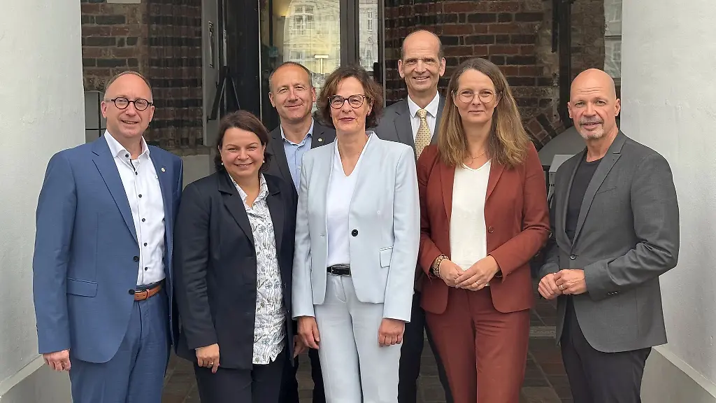 Dem-nun-vorgestellten-Konzept-eines-Eltern-Kind-Zentrums-in-Rostock-waren-Jahre-der-Diskussionen-vorangegangen-Von-links-nach-rechts-Jan-Roesner-Aerztlicher-Direktor-am-Klinikum-Suedstadt-Rostock-Stefanie-Drese-Schweriner-Gesundheitsministerin-Steffen-Vollrath-Verwaltungsdirektor-am-Klinikum-Suedstadt-Rostock-Christiane-Stehle-Vorstandsvorsitzende-und-Aerztliche-Vorstaendin-der-Universitaetsmedizin-Rostock-Bernd-Krause-Dekan-und-Wissenschaftlicher-Vorstand-der-Universitaetsmedizin-Rostock-Bettina-Martin-Schweriner-Wissenschaftsministerin-und-Chris-von-Wrycz-Rekowski-Finanzsenator-der-Stadt-Rostock