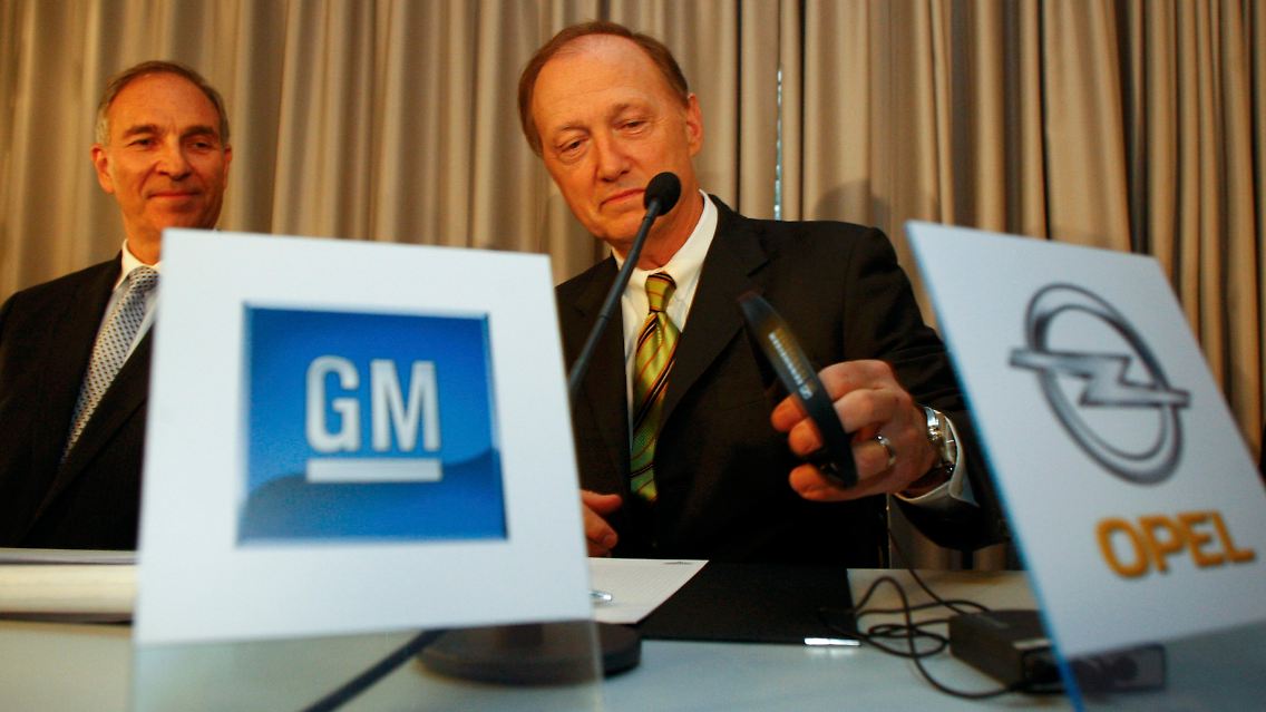 Demonstrative Zufriedenheit: Opel-Treuhand-Chef Fred Irwin (links) und GM-Verhandlungsführer John Smith.