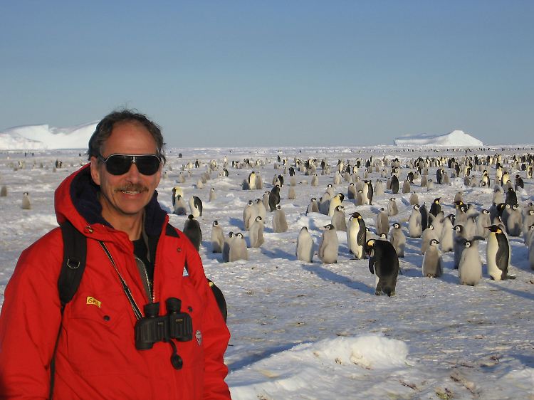 Polarforscher König-Langlo in seinem Element: In der Nähe der Neumayer-Station steht er auf dem Meereis der Akta-Bucht.