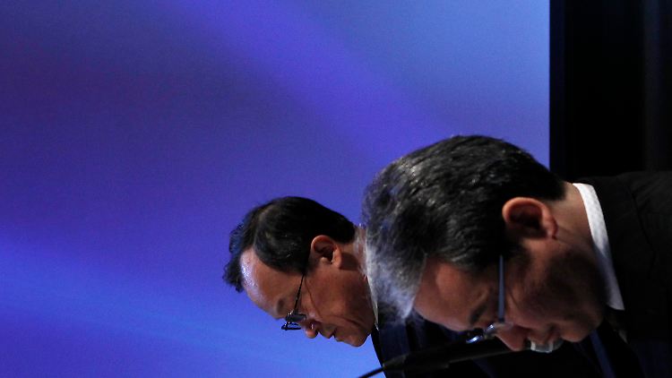 Olympus-Präsident Shuichi Takayama (l.) mit Finanz-Chef Nobuyuki Onishi.