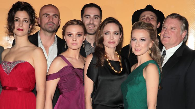 Angelina Jolie zusammen mit ihrem Team bei der Filmpremiere in New York.
