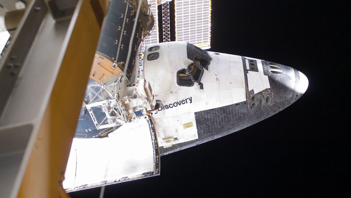 Die "Discovery" ist an der Internationalen Raumstation angedockt.