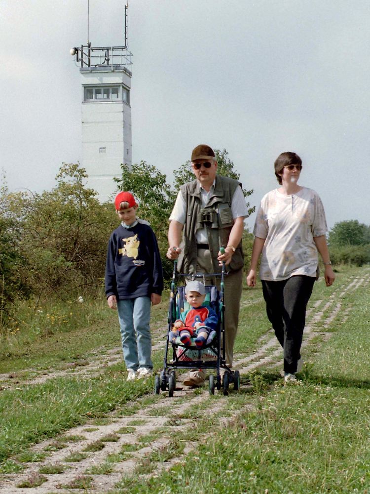 Grenzanlagen bei Point Alpha: Spaziergänger auf dem ehemaligen Kolonnenweg, einem Bestandteil der innerdeutschen Grenze.