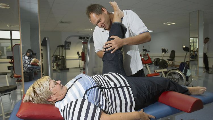 Ein Physiotherapeut behandelt Margit Lindermann, die als eine von etwa 60.000 Betroffenen unter dem Postpolio-Syndrom leidet.