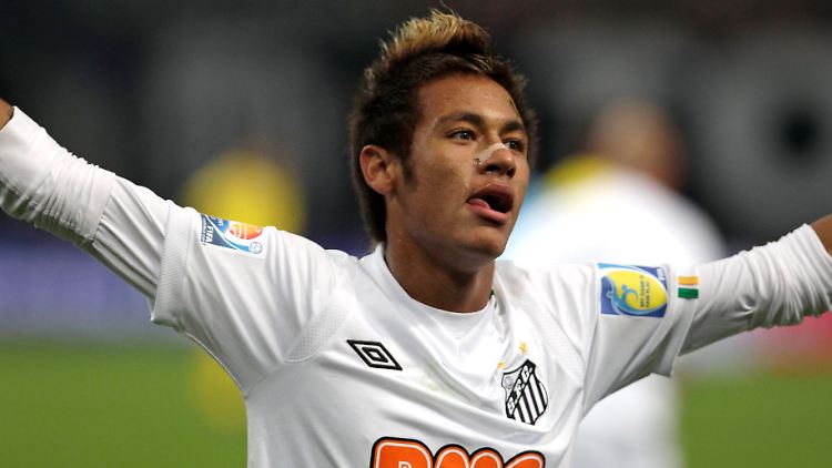 Weil Vergleiche im Fußball unvermeidlich sind, wird Neymar bereits fleißig mit Legenden wie Pele oder Maradona verglichen. Oder mit dem amtierenden Weltfußballer Lionel Messi vom FC Barcelona.