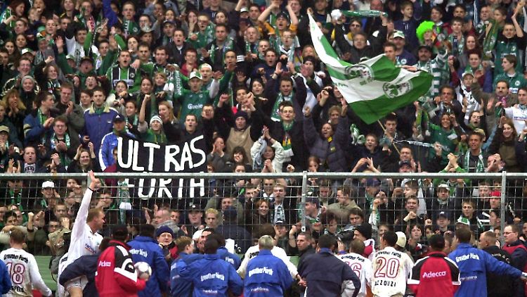 Die Spieler der SpVgg Greuther Fürth lassen sich von ihren Fans feiern. Im "Franken-Derby" im März 2001 (damals in der 2. Liga) verlor Fürth 0:1.