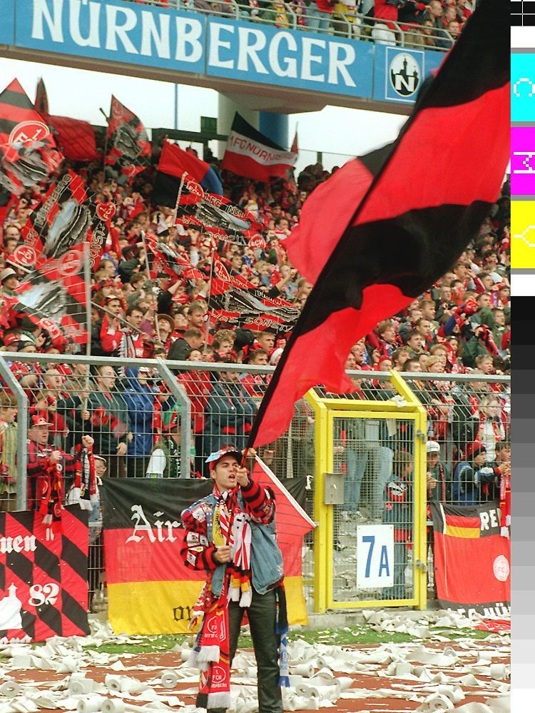 Große Begeisterung bei Nürnbergs Fußballfans im April 1997 vor dem Regionalliga-Spitzenspiel (Gruppe Süd) zwischen dem 1.FC Nürnberg und der SpVgg Greuther Fürth. Es war das 212. Franken-Derby.