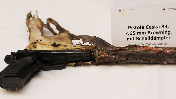Die Ceska 83 mit Schalldämpfer, die erste Tatwaffe der sogenannten "Ceska-Mordserie", war mit einer Tarnung versehen.