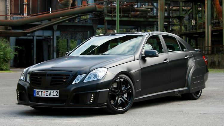 Mattschwarzer Flitzer - der Brabus E V12 "one of ten" erreicht ein Höchsttempo von mehr als 370 km/h.