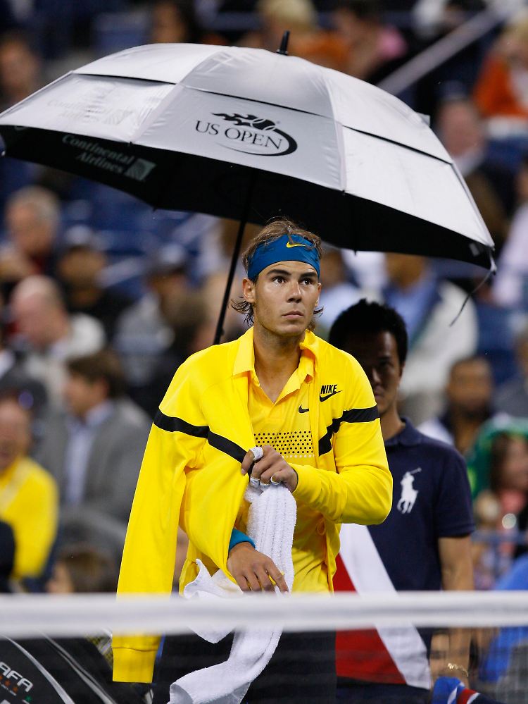 Der Spielabbruch kam für Rafael Nadal nicht gerade ungelegen: Der 23-Jährige hatte Schmerzen im Bauchmuskel.