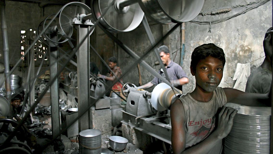 Der 15-jährige Amin schuftet in einer Aluminium-Fabrik in Kamrangier Char in Bangladesch.