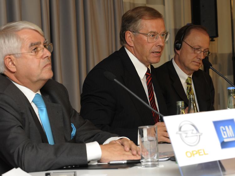 Ansage ohne Harmoniesoße: Manfred Wennemer (mittig) zieht bei der Pressekonferenz vom Leder. Links lauscht Dirk Pfeil, recht überlegt GM-Verhandlungsführer John Smith, wo er hinschauen soll.