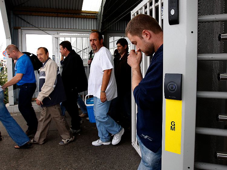 Solidarität kennt Grenzen: Opelaner verlassen am Tag nach der Einigung auf Magna und Sberbank ihr Werk in Antwerpen.