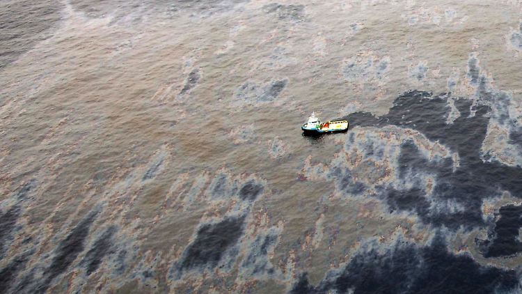 Das betroffene Bohrloch von Chevron befindet sich nahe dem Ölfeld Campo Frade rund 370 Kilometer vor der brasilianischen Küste. 
