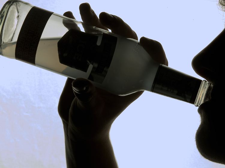 Jungen trinken mehr als Mädchen, Wohlhabende mehr als Jugendliche aus sozial benachteiligten Familien.