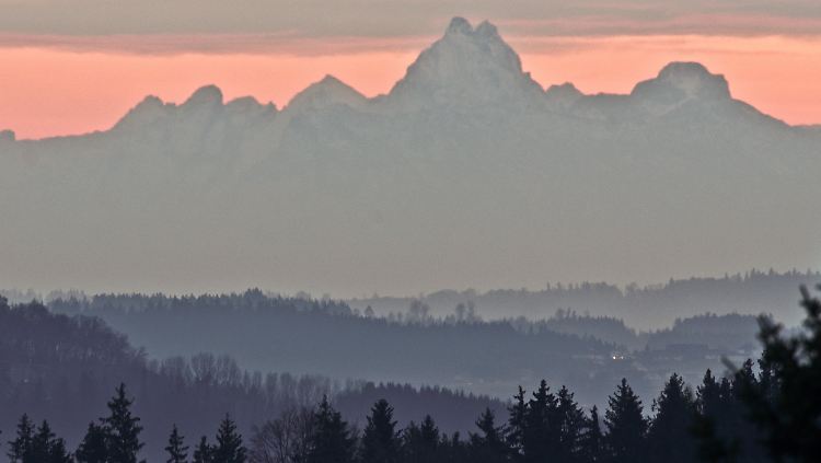 Die Alpen vom Bayerischen Wald nahe Kumreut (Niederbayern) aus gesehen.