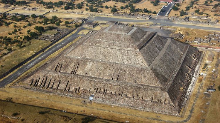 Die Sonnenpyramide von Teotihuacán aus der Luft.