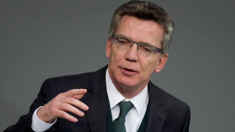 Verteidigungs-Minister Thomas de Maizière zollt den Soldaten in Afghanistan Respekt.
