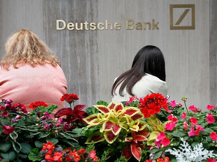 Zwei US-Amerikanerinnen auf der Park Avenue in New York vor dem Gebäude der Deutschen Bank.
