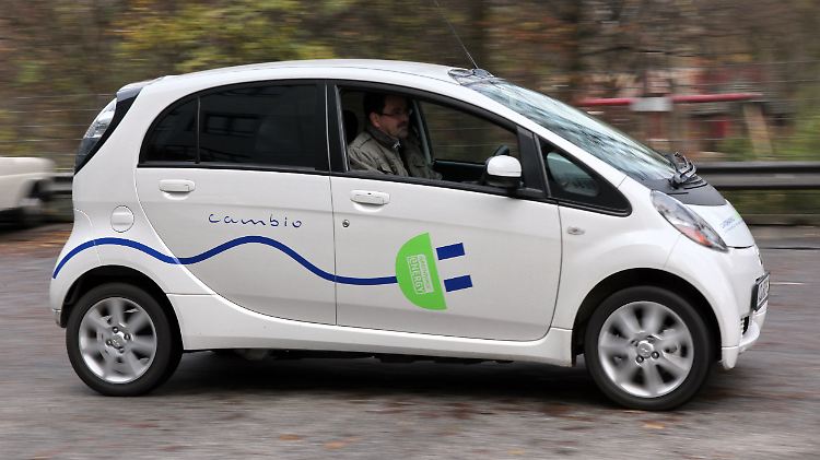 Ein mit Ökostrom von Greenpeace Energy betriebenes Fahrzeug des Carsharing-Unternehmens Cambio fährt in Hamburg über einen Parkplatz.