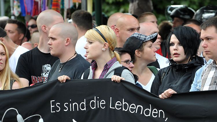 Neonazis marschieren auf einer Kundgebung.