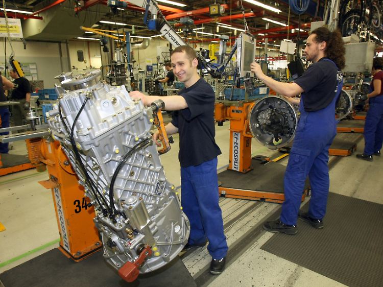 Angesichts der Branchenflaute muss ZF Friedrichshafen den Gürtel noch enger schnallen und seinen Sparkurs verschärfen.