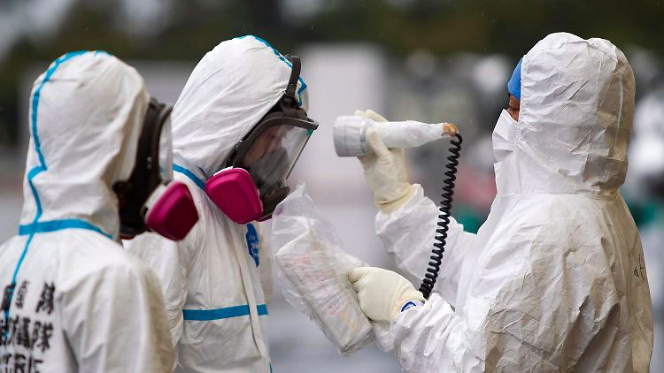 Arbeiter im AKW Fukushima werden auf Strahlung überprüft.