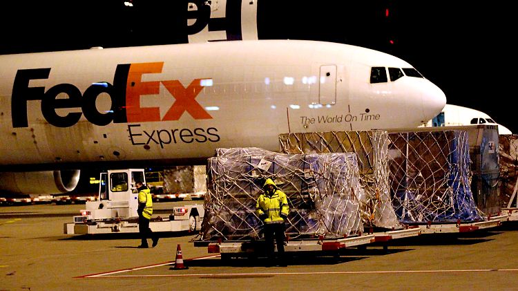 Geschäfte laufen gut bei FedEx - dank des boomenden Onlinehandels.