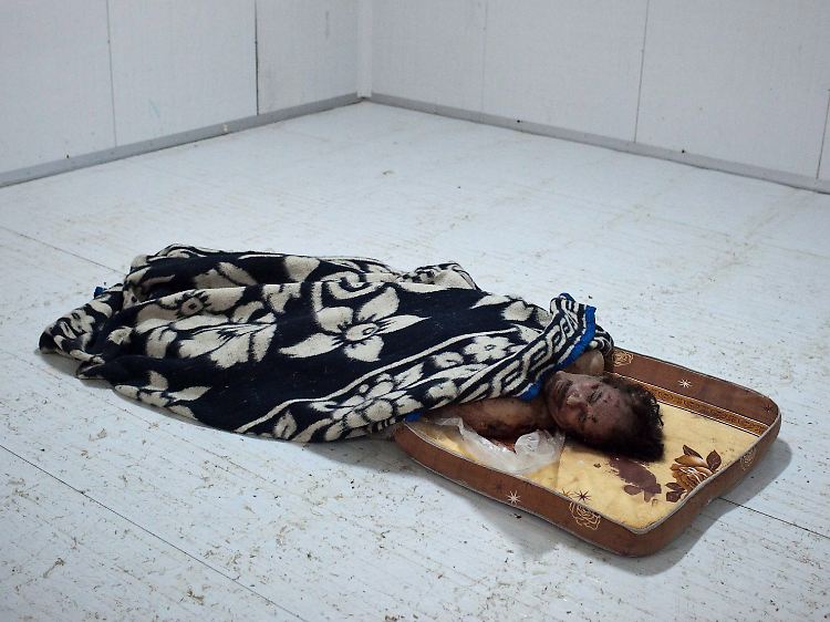 Dieses Foto des getöteten Gaddafi in einem Kühlraum ging um die Welt.