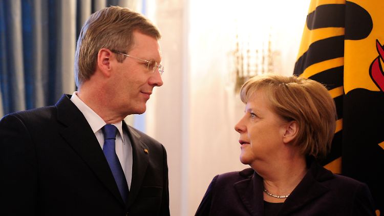 Merkel stützt Wulff. Der Ärger um seinen Kredit kommt ihr höchst ungelegen.