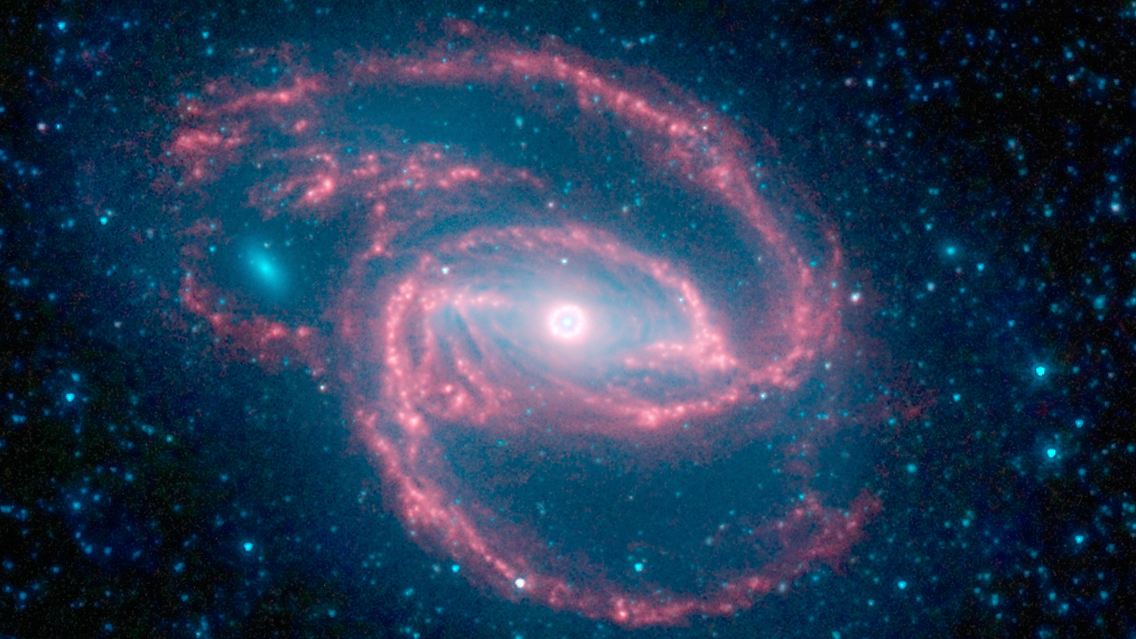 Dieses Schwarze Loch (der helle Punkt in der Mitte) ist "nur" 50 Millionen Lichtjahre entfernt.