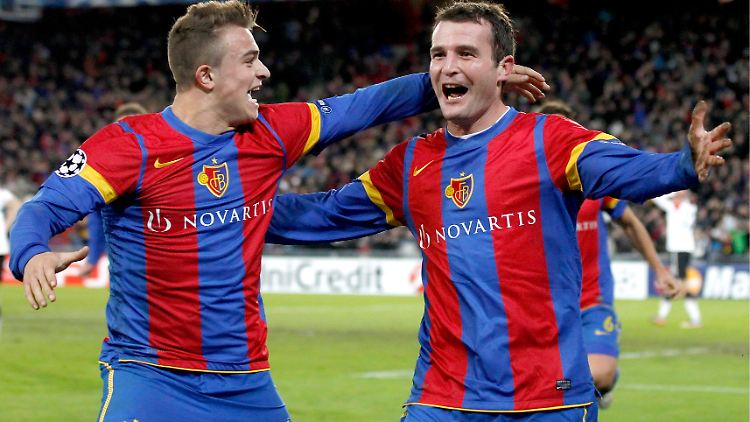 Alexander Frei (r.) und Xherdan Shaqiri bejubeln den Sieg des FC Basel über Manchester United.
