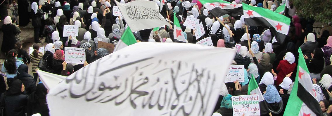 Demonstranten protestieren in Homs gegen das Regime von Baschar al-Assad.