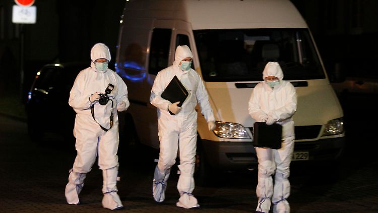 Forensik-Experten untersuchen den Tatort in Bottrop.