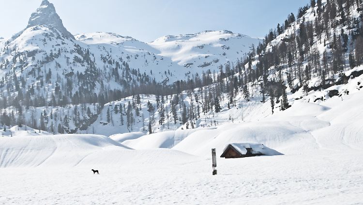Der zugefrorene, mit Schnee überdeckte Funtensee vor dem Schottmalhorn im Berchtesgadener Land in Bayern. (Archivfoto)