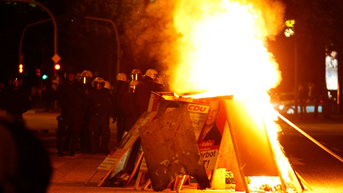 Die Demonstranten zündeten Barrikaden an.