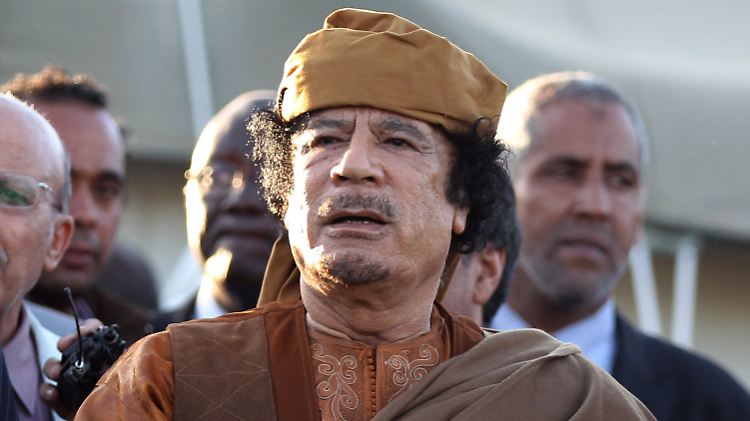 Muammar el Gaddafi versteckte sich auf der Flucht unter einem Abflussrohr.