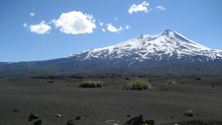 Der 3125 Meter hohe Llaima ist einer der höchsten und aktivsten Feuerspucker Chiles. Die Lavafelder zu seinen Füßen beweisen es.