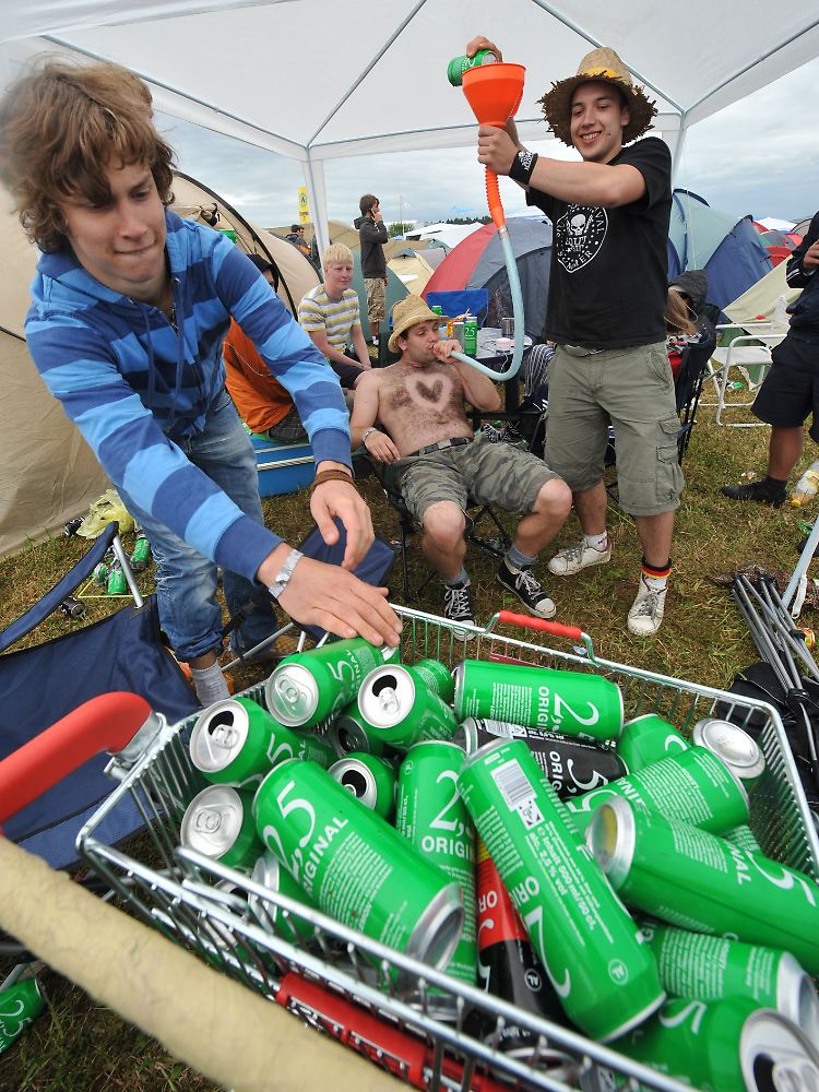 Billiges Bier, große Gefahr? Jugendliche auf dem Musikfestival "Southside".
