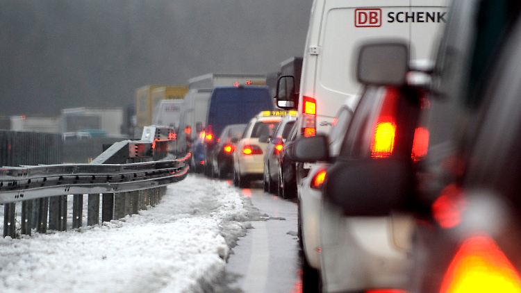 Auf der A45 bei Meinerzhagen stauen sich bei winterlichen Verhältnissen die Autos.
