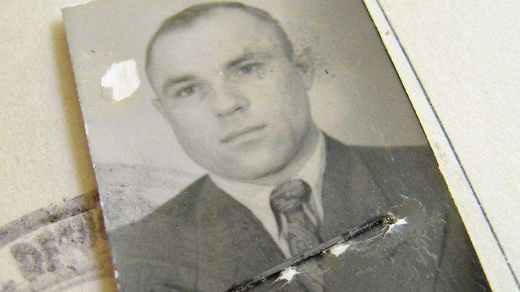 Das Passfoto des mutmaßlichen NS-Kriegsverbrechers auf seiner Identifikationskarte aus dem Jahr 1948.