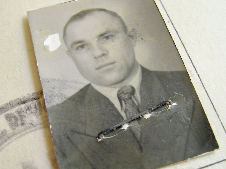 Das Passfoto des mutmaßlichen NS-Kriegsverbrechers auf seiner Identifikationskarte aus dem Jahr 1948.