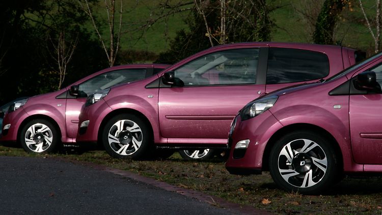 Die neue Farbe Himbeerrot zielt auf weibliche Kundschaft, deren Anteil beim Twingo traditionell hoch ist.