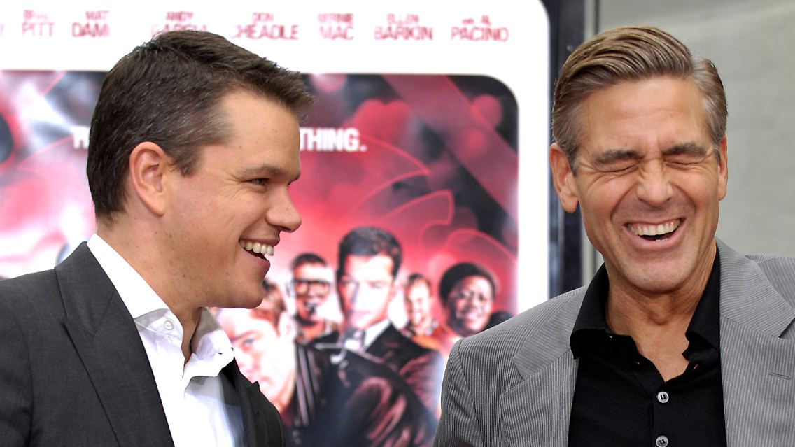 Kleine Sticheleien unter Freunden: Clooney (rechts) und Damon bei der Premiere des gemeinsamen Blockbusters "Ocean's Thirteen".