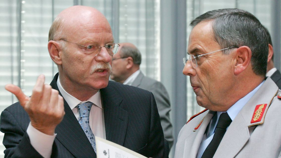 Wolfgang Schneiderhan mit Peter Struck, ...