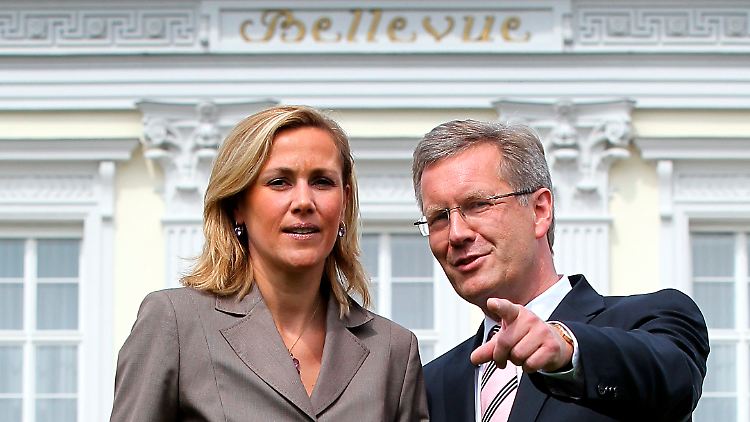 Christian und Bettina Wulff vor dem Schloss Bellevue in Berlin.