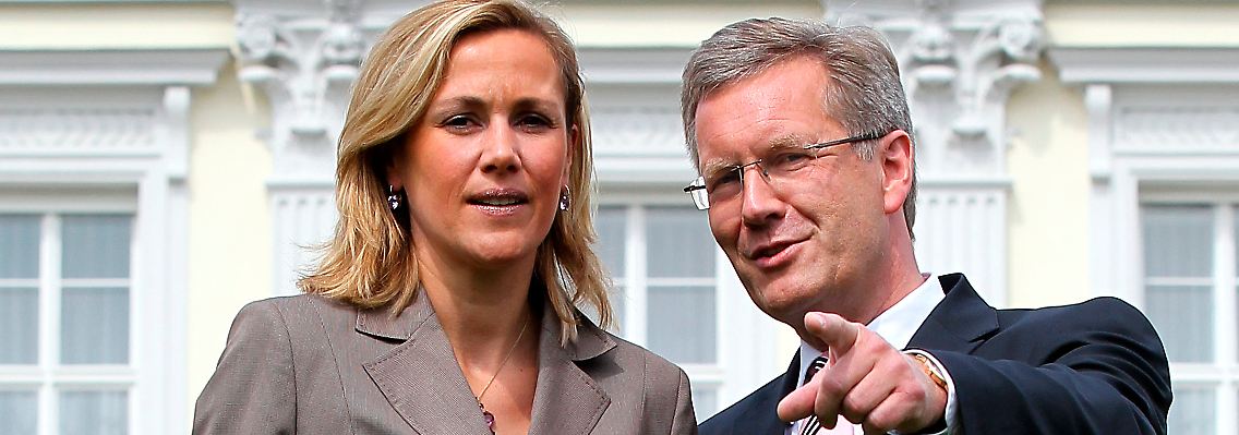 Christian und Bettina Wulff vor dem Schloss Bellevue in Berlin.